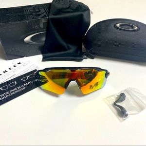 Authentic and Genuine Oakley Radar EV New In Box (manufactured 1015) 9208-19
